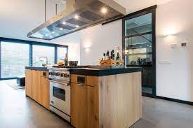 een prachtige open keuken met een centraal kookeiland deze keuken is met de luxe inbouwapparatuur van alle gemakken voorzien witte keuken keuken droomkeuken