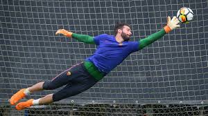 Alisson becker embraces a young supporter who had run on to the pitch during the international friendly game between liverpool and napoli at aviva. Fussball Wm Alisson Die Deutsch Brasilianische Eiche Sport Sz De
