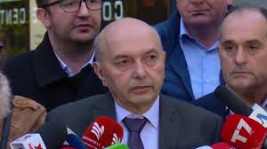 Pas fitores së lëvizjes vetëvendosja, ku kryeministër u zgjodh albin kurti, vjosa osmani vjosa osmani ishte kundër prishjes së këtij koalicioni dhe që nga ajo kohë, ajo ndau rrugët me partinë e saj të vjetër ldk. Vetem 51 Dite Kryeminister Rrezohet Albin Kurti Vjosa Osmani Votoi Kunder S E Tradhtova Ldk Ne Youtube