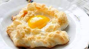 Membuat saus dengan tumis bawang putih, bawang bombay, cabai hijau hingga harum, masukkan saus sarden, sedikit garam dan lada, aduk kembali dan masak sebentar hingga agak mengental. Aneka Resep Telur Ceplok Dengan Variasi Bumbu Istimewa Selerasa Com