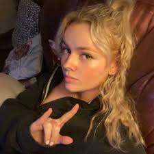 Isabelle Ryan (@Isabelle_Ryann)