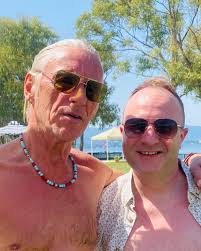 The famous comedian Paul foot it's the New MR HOTEL.