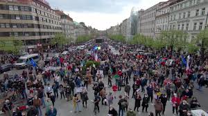 Milion chvilek pro demokracii napsal otevřený dopis premiérovi a po celé republice zorganizoval happeningy upozorňující na „vládu zmařených životů. Milion Chvilek Pro Demokracii Demonstrace Hrad Za Hranou Republika V Ohrozeni Zivy Prenos Praha Facebook