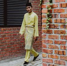 Kebaya bali modern ini bisa dibilang spesial karena tidak menggunakan ikat pinggang kain. Cara Pilih Kain Samping Hari Raya Ini Untuk Tampak Segak Berita Mediacorp