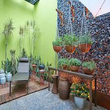Untuk tampilan yang lebih estetik, kamu bisa memakai rumput jepang. 10 Cara Membuat Taman Indah Di Area Sempit Homify