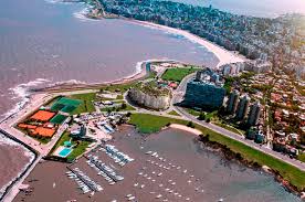 Río de la plata, la playa pocitos y sus jardines centrales. Edificio Forum Puerto Del Buceo De Tglt Arquitectura De Calle