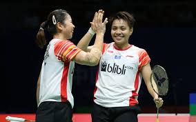 Masih di pinggir lapangan, greysia yang menangis menutup wajahnya dengan. News Bwf World Tour