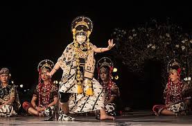 Perbedaan tersebut sangat dipengaruhi oleh budaya di lingkungan masyarakat sekitarnya. Batik Gaz Wiki