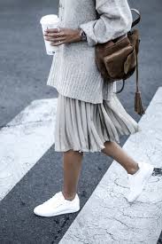 Cooler Streetstyle Blogger Look Mit Stilbruch Silberner Plisseerock Und Grober Brauner Rucksack Wie Findest Du Diesen Sty Hostmode Hostklader Fashion Street