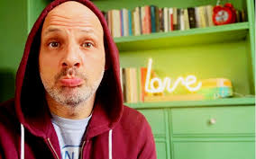 Τον έχουμε συνηθίσει να μιλά για όλα με ευκολία και κυρίως με χιούμορ. Nikos Moytsinas Mhtera Oi Dyskoles Stigmes Apo Thn Proswpikh Toy Zwh Kai H Yio8esia Alphafreepress Gr