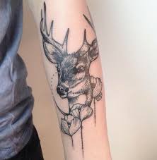 麋鹿鹿角tattoo 鹿 是地位的象征 权贵的象征 更能给人们带来财运 在古代鹿还被认为是神灵之物 它能给人们带来吉祥和长寿 神话传说中的仙人那些长寿神就是骑着梅花鹿 寓意可见一斑 在欧美圣诞老人常常乘坐鹿 车 因 stag tattoo deer tattoo designs deer