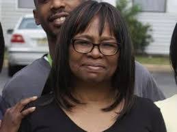 Robin Bragg's Instagram, Twitter & Facebook