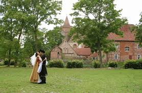 Durch das direkt benachbarte standesamt in der kurfürstlichen burg, haben sie die gelegenheit, sich nur wenige meter von der burg crass trauen zu lassen. Informationen