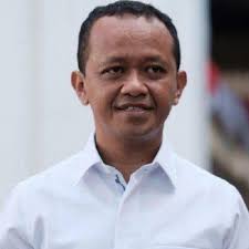 Beredar Foto Diduga Menteri ESDM Bahlil Duduk Santai Ditemani Whisky,  Harganya Tuai Sorotan Netizen