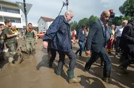 Drogenfund und verbotene waffe» aus zeitungen und blogs. Unwetter In Simbach Seehofer Verspricht Umfangreiche Hilfen Politik Stuttgarter Zeitung