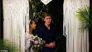 Bindi irwin, the daughter of steve irwin, has revealed that both she and the staff with the australia bindi irwin on instagram: Bindi Irwin Releases Nie Zuvor Gesehenes Video Von Ihrem Atemberaubenden Hochzeit Aktuelle Boulevard Nachrichten Und Fotogalerien Zu Stars Sternchen