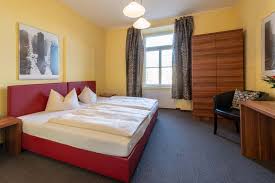 Wenn sie eine unterkunft in münchen benötigen, denken sie vermutlich schon im vorfeld mit schrecken an die kosten. Hotel Pension Am Siegestor Zentrales Hotel In Munchen