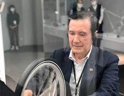 馬英九（1950年7月13日 － ），中華民國 政治人物、學者，曾任第12、13任中華民國總統、第4、6任中國國民黨主席等職。祖籍江西省 永新縣 ，籍貫湖南省 衡山縣 ，馬鶴凌和秦厚修之子，生於英屬香港 九龍 油麻地 ，1952年隨雙親定居臺灣 臺北市 。 E2tj8c4pa6gwem