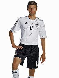 Als hummels die holländer weggrinste. Dfb Team Mit Neuem Trikot Zur Euro Dfb Deutscher Fussball Bund E V