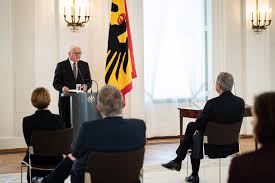 In jedem senat muss ein minimum von drei richtern sitzen, die vor ihrer wahl ans bundesverfassungsgericht mindestens drei jahre an einem oberen deutschen gerichtshof tätig waren. Www Bundespraesident De Der Bundesprasident Reden Richterwechsel Am Bundesverfassungsgericht Entlassung Und Ehrung Von Andreas Vosskuhle Sowie Ernennung Von Stephan Harbarth Zum Prasidenten Des Bundesverfassungsgerichts Ernennung Von Doris Konig