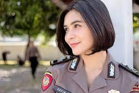 Potongan rambut pendek atau model rambut pendek wanita yang satu ini hanya bisa diterapkan oleh kamu yang berwajah oval. Rambut Pendek Wanita Polwan Gaya Rambut Pendek 2021