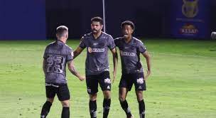 Tchê tchê (atlético mineiro) sofre uma falta no campo defensivo. S3cwnhkcnwmcvm