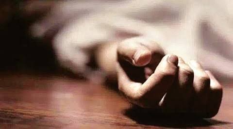 पत्नीची हत्या केल्यानंतर पतीनेही चिरला गळा