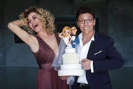 An open lesbian, from the late 1980s to 2000 imma battaglia was a member of the centre of gay culture mario mieli as well as its president for more than 5 years. Imma Battaglia E Eva Grimaldi Mamma Ama Eva Piu Di Ogni Altra Cosa