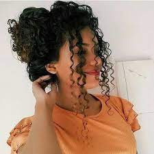 Lockige Brotchenfrisuren Romantische Lockige Madchenfrisurideen Susse Frisuren Fu Bro Curly Girl Hairstyles Curly Hair Styles Hair Styles 2016