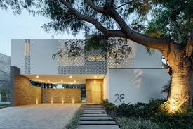 Oleh karena itu, berikut kami berikan beberapa contoh desain rumah keren yang bisa di jadikan referensi. Desain Rumah Modern Minimalis Dengan Roster Putih Super Keren Arsitag