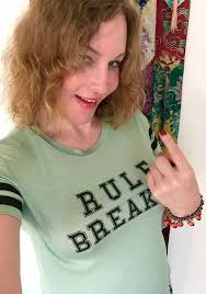 I'm a simple man. Romantic. I love plants and the loving woman. I want to  marry a simple, romantic and stable woman in a relationship. Whoever meets  these conditions should write to