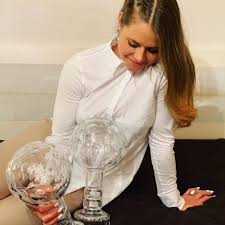 She really deserves a nice, cozy and delicious dinner. Konigliche Flechtfrisur Und Heile Kugeln Fur Ski Queen Suter Blick