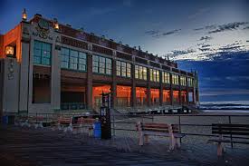 Asbury Park Waar De Zee Zo Woest Is Dat Je Pardoes Op Het Strand Wordt Teruggegooid Als Je Het Waagt Een Duik Te Nemen Asbury Park Asbury Favorite Places