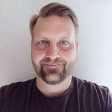 Seth Pedersen og Birk Anton Knudsen (undertegnede) har i samarbejde med  Radio 24/7 skabt en podcast for soldater, pruduceret af soldater.