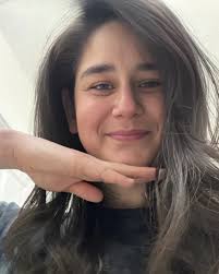 Just give me a blow dryer, a round brush, a curling iron, an audiobook, and  roughly 2.5 hours… and I, TOO, can be someone who brushes their hair. 🎧⏳✨