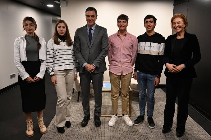 La Moncloa. Pedro Sánchez: "This government will continue to put children  and adolescents at the centre of an ambitious transformative agenda" |  22/11/2022 [News]