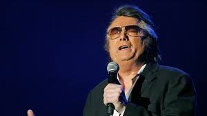 Elle était si jolie que je n'osais l'aimer elle était si jolie je ne peux l'oublier elle était trop jolie quand le vent l'emmenait elle fuyait la vie et le vent me disait elle est bien trop jolie et toi je te connais. Le Chanteur Alain Barriere Est Mort A 84 Ans