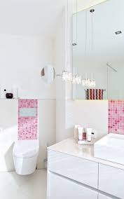 Dazwischen kontrastiert ein buntes mosaik reizvoll mit den flächigen neutralen tönen und schafft eine fröhlich leichte atmosphäre im ganzen raum. Mosaik Laabs Potsdam Berlin Brandenburg