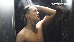 之前盛傳張立昂與邵雨薇情變後，男的在等女生復合，他甚至表態：「未來的事情很難說。 」只是邵雨薇後來別抱了吳慷仁，即將38歲的張立昂後續感情生活就此逐漸奔放。 三立新聞網 setn.com· 8 小時前. æ¿•èº«ç§€ å¼µç«‹æ˜‚æ²æµ´éœ²å¤§è‚Œè‚Œæœ‰æ©Ÿæœƒæ‹å¯«çœŸçµ•ä¸éœ² é‚£è£¡ å¨›æ¨‚æ˜Ÿèž