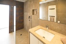 Mediterranes badezimmer mit freistehender badewanne. Puristisches Bad Wc In Naturtonen Mediterran Raisch Fliesenfachgeschaft