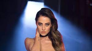 Derya uluğ kısaca özgeçmişi, mesleği nedir? Songs Official Music Videos Released By Derya Ulug From Turkey Popnable