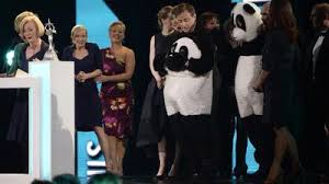 Par marcel sel le 16 mars 2014 • ( 0) c'est l'émission qui récompense les «étoiles de la télévision flamande» sur la chaîne privée vier. Quand Bart De Wever Deguise En Panda Se Moque D Elio Video Le Soir Plus