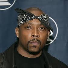 Var Nate Dogg kjedelig? Han bevegde aldri ansiktet sitt. Han bevegde aldri  kroppen sin. Han forandret aldri stemmen sin. : r/rap