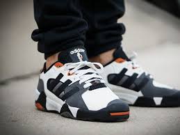 Dynamische designs in leuchtenden farben beflügeln zu höchstleistungen, aber wenn du eine klassische optik in schwarz oder weiß bevorzugst, findest du bei adidas ebenfalls ausgeklügelte fußballschuhe für männer. Adidas Streetball Low Og 1993 Von Dennis Leys Adidas Schuhe Herren Nike Schuhe Herren Adidas Schuhe