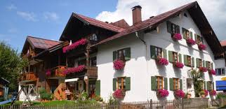 The venue comprises of 3 bedrooms and a kitchen. Landhaus Und Ferienwohnungen In Oberstdorf
