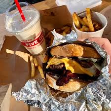 'this is certainly the case with five guys, who has shed its small regional player designation as it expands its footprint and marketing budget along with its fandom, which is a tremendous burgers, hot dogs and fries are the only items on order, in addition to milkshakes and other beverages. Bacon Cheeseburger Mit Cajun Fries Und Ein Erdnussbutter Milkshake Picture Of Five Guys Berlin Tripadvisor