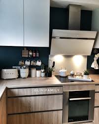 Les Murs De Ma Cuisine Sont Bleu Scarabee Et Gris Tres Clair Un Bleu Soutenu Pour Demarquer Cette Piece Entierement Ouverte Sur Home Decor Decor Furniture