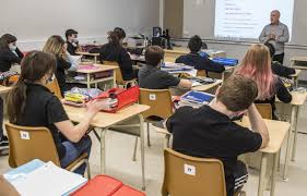 Le port du masque dans les cours d'écoles, initialement maintenu, sera finalement levé dès jeudi parallèlement à l'obligation générale de porter un masque en extérieur, relate france télévisions. Le Port Du Masque En Classe N Est Plus Obligatoire Au Quebec Le Devoir