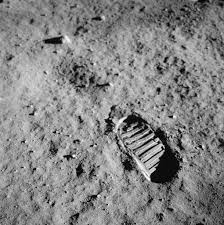 Un documentaire apportant des éléments troublants en faisant l'analyse critique des photos rapportées de la lune par les missions apollo. Photo Premier Pas De L Homme Sur La Lune
