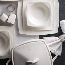 Öncelikle yemek için gerekli malzemeler alınmak üzere markete gidilir. Emsan Fine Bone 61 Parca Yemek Takimi Bef 203 Emsan